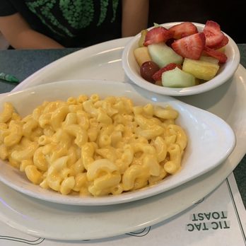 Metro Diner - Kid's Mac & Cheese with Fresh Seasonal Fruit - American Near Me - Fredericksburg, Virginia