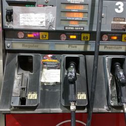 76 Gas Station - This place is really broken down