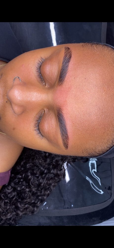 Vivid Brows Logo