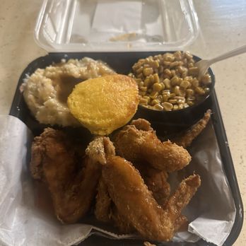 Henry's Soul Cafe - Chicken  Wings (4), mashed potatoes, sweet corn, and cornbread - Southern Near Me - Oxon Hill, Maryland