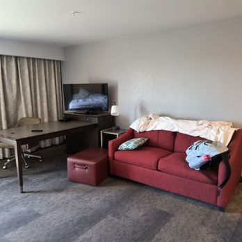 Hampton Inn by Hilton Detroit Dearborn - Sofa and desk with chair, but no dresser with drawers for clothing - Hotels Near Me - Dearborn, Michigan Hampton Inn by Hilton Detroit Dearborn - Sofa and desk with chair, but no dresser with drawers for clothing - Hotels Near Me - Dearborn, Michigan