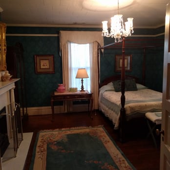 Magnolia Manor Bed & Breakfast - 2nd floor room - Bed & Breakfast Near Me - Westminster, South Carolina