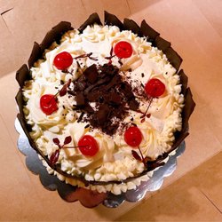 Kievan Rus Bakery - Top of cake before it was cut- very elegant and classy