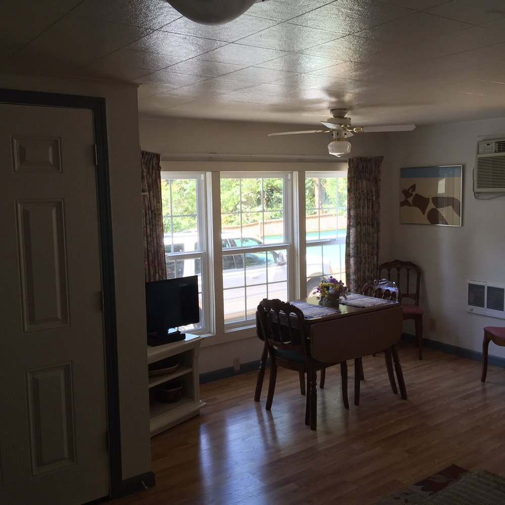Bella Rosa Inn - Dining/living area #7 - Hotels Near Me - Grants Pass, Oregon