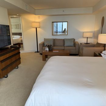 Ka La'i Waikiki Beach, LXR Hotels & Resorts - Room with kitchen and living space - Hotels Near Me - Honolulu, Hawaii