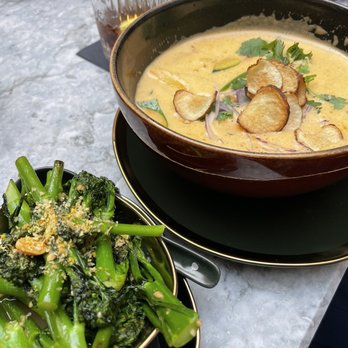 JIN GUI - Curry and side of broccoli - Asian Fusion Near Me - Hamburg, HH JIN GUI - Curry and side of broccoli - Asian Fusion Near Me - Hamburg, HH