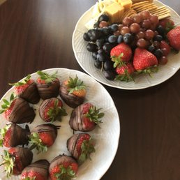Cheese and fruit platter. Chocolate covered strawberries ready at our arrival. Cheese and fruit platter. Chocolate covered strawberries ready at our arrival.