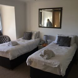 Dunmow Guest House - Twin room - really large room!