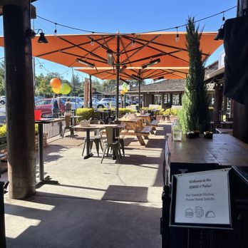 Redwood Grill Los Altos - Outside patio dinning area - American Near Me - Los Altos, California