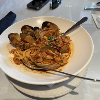 Vitello's Restaurant - Linguine and clams with spicy red sauce - Italian Near Me - Studio City, California Vitello's Restaurant - Linguine and clams with spicy red sauce - Italian Near Me - Studio City, California