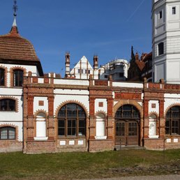 Schloss Basedow - Festsaal-Anbau (auf Gelände-Niveau) zum "Grafenflügel" von 1893; von der Eingangshalle aus über einen Treppenabgang zu erreichen - Castles Near Me - Basedow, MV