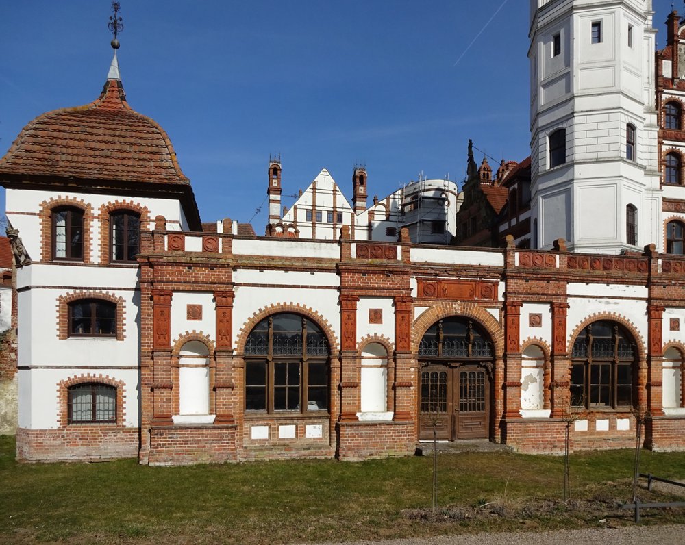 Schloss Basedow - Festsaal-Anbau (auf Gelände-Niveau) zum "Grafenflügel" von 1893; von der Eingangshalle aus über einen Treppenabgang zu erreichen - Castles Near Me - Basedow, MV Schloss Basedow - Festsaal-Anbau (auf Gelände-Niveau) zum "Grafenflügel" von 1893; von der Eingangshalle aus über einen Treppenabgang zu erreichen - Castles Near Me - Basedow, MV