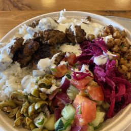 Grilled meatballs on rice w fresh, fresh vegetables Grilled meatballs on rice w fresh, fresh vegetables