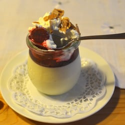Altes Stadttor - Altes Stadttor | Holunderblüten-Panacotta mit Sauerkirschenkompott