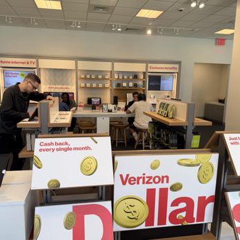 Verizon - Inside the store - Mobile Phones Near Me - Honolulu, Hawaii Verizon - Inside the store - Mobile Phones Near Me - Honolulu, Hawaii