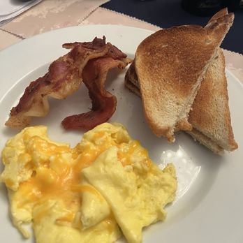 Captain's Stay - Cheesy eggs, bacon, and toast - Bed & Breakfast Near Me - New Bern, North Carolina