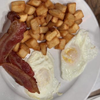 Frizzle Chicken Cafe - Full breakfast, eggs over medium, bacon - Breakfast & Brunch Near Me - Pigeon Forge, Tennessee