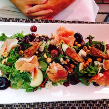 Le 47e Parallèle - Salade jambon fruits et fromage de Charlevoix - French Near Me - Quebec City, Quebec
