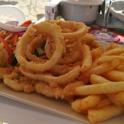 Resto-Bar La Sirena - "Frittierte Calamares" mit Pommes Frites und Salat.