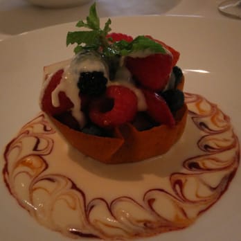 Le Papillon - Berries corbeille - French Near Me - San Jose, California