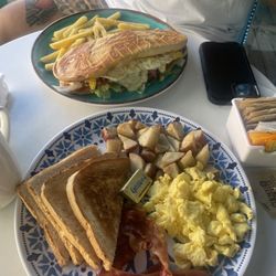 Pelican's Boquerón - Great food, great atmosphere, great service!!! Highly recommend especially for brunch!