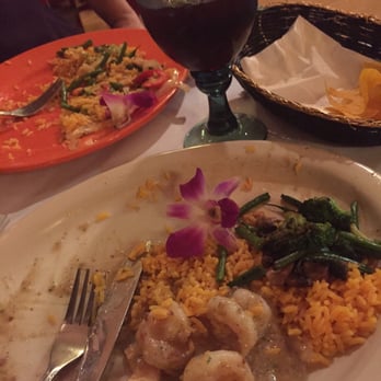 Cancun Inn - Shrimp in garlic sauce, the chef's specialty. And chicken, rice and vegetables. - Mexican Near Me - Sugar Loaf, New York
