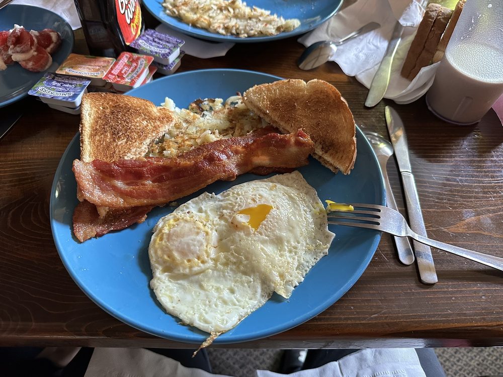 Blossom's Restaurant Logo