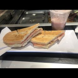 Empanadas Monumental - Tostada de jamón y queso & batida de Fresa y Banana