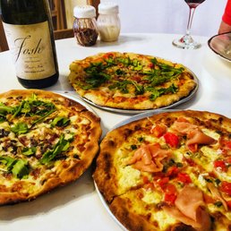 Delicious Wood Oven Pizza @DebocaenBoca Left: Carbonara  Right: Smoked Salmon Centered: Own Creation  All accompanied by: Josh Pinot Noir