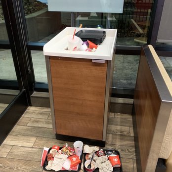 Wendy's - Overflowing garbage cans - Fast Food Near Me - Pittsburgh, Pennsylvania