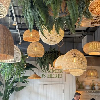Summer House Santa Monica - Ambiance - American Near Me - Chicago, Illinois