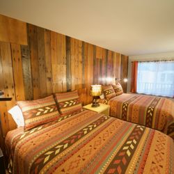 Tamarack Lodge Motel - Double Queen Room, hardwood floor