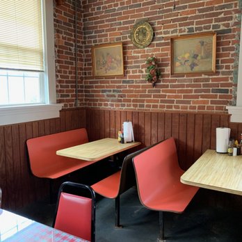 Lockett's Kuntry Cooking - a table and chairs in a restaurant - Soul Food Near Me - Culloden, Georgia