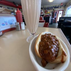 Bonnie Doon Drive-In - Malted w chili dog