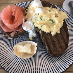 Roos - Scrambled eggs with Smoked Salmon
