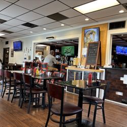 Tony's Bar & Grille - Bar Ambiance