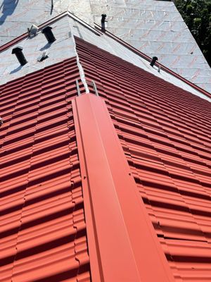 Hernandez Roofing Logo