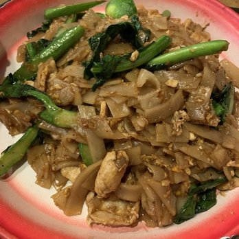 Si Lom Thai Bistro - Chicken pad see ew - Thai Near Me - Toronto, Ontario Si Lom Thai Bistro - Chicken pad see ew - Thai Near Me - Toronto, Ontario