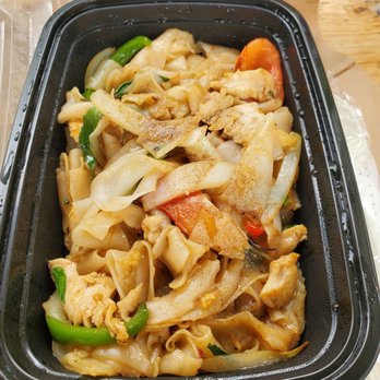 White Elephant - Drunkin Noodles with Chicken - Thai Near Me - Anaheim, California White Elephant - Drunkin Noodles with Chicken - Thai Near Me - Anaheim, California