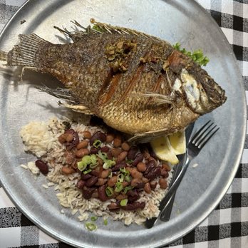 Flying Fish - Whole Fried Tlapia: 4.5/5 很美味的鱼,新鲜可口,没有能挑剔的地方。豆子饭软软的,适合手抓,味道恰到好处,虽然我不爱吃这种口味,但不得不承认这家店的食物很新鲜。 - Seafood Near Me - Bentonville, Arkansas Flying Fish - Whole Fried Tlapia: 4.5/5 很美味的鱼,新鲜可口,没有能挑剔的地方。豆子饭软软的,适合手抓,味道恰到好处,虽然我不爱吃这种口味,但不得不承认这家店的食物很新鲜。 - Seafood Near Me - Bentonville, Arkansas