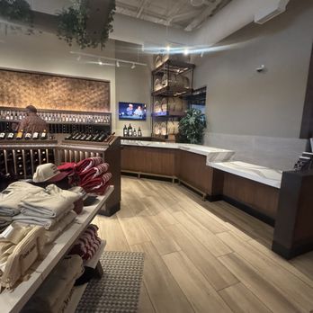 Cooper's Hawk Winery & Restaurant - Wine Bars Near Me - Avondale, Arizona