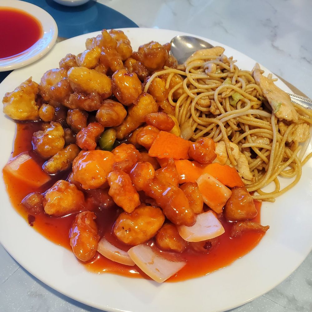 Special #4 general tso's chicken, sweet and sour chicken, chicken lomein. Sooo good!