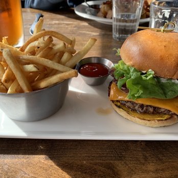 Earls Kitchen + Bar - Bacon cheese burger - Canadian (New) Near Me - Penticton, British Columbia