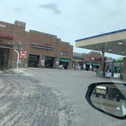 Holiday Stationstore - Nice brick building