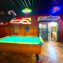 Katz Sugar Inn - Pool table and patio entrance