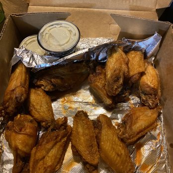 Anchor Bar - This is supposed to be my "hot" wings order. The grease on the bottom is NOT hot sauce. But just plain grease. These are PLAIN WINGS. - Chicken Wings Near Me - Williamsville, New York
