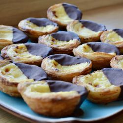 Cadinho Bakery and Cafe - Pastel de nata com chocolate.
