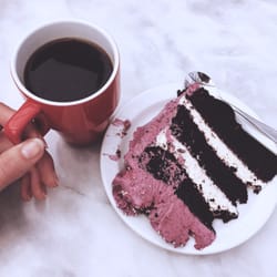 Lilla K'S Trädgårdskök - Kaffe från Johan och Nyström samt en bit (varning, försök ej äta upp denna ensam) av en ljuvlig choklad- och citrontårta med blåbärscréme.
