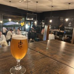 Bee Beer - Lady Açaí and indoor seating area