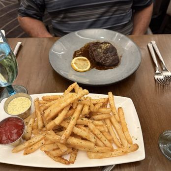 WATERMARK Baton Rouge, Autograph Collection - Flat iron steak with truffle fries - Hotels Near Me - Baton Rouge, Louisiana WATERMARK Baton Rouge, Autograph Collection - Flat iron steak with truffle fries - Hotels Near Me - Baton Rouge, Louisiana